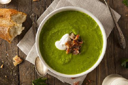 Sopa de guisantes con crema y tocino