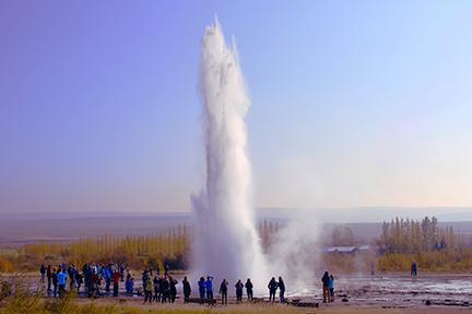 Geiser Strokkur en Islandia, que alcanza una espectacular altura.