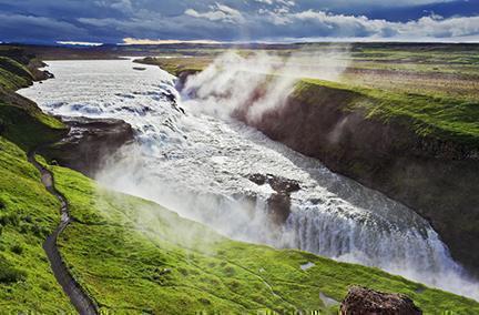 Caída del agua en la catarata Gullfoss en Islandia