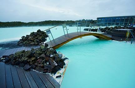 Vista del balneario de la Laguna Azul o Blue-lagoon-resort en Islandia.