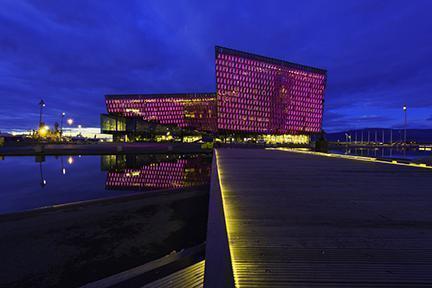 Sala de cociertos Harpa en Reikiavik con una llamativa iluminación nocturna.