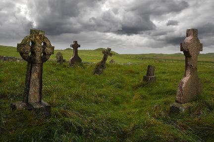 Cruces celtas en un antiguo cementerio en Irlanda