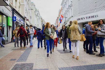 Caminantes en Grafton Street