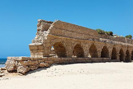 Ruinas del acueducto romano en la antigua ciudad de Cesarea