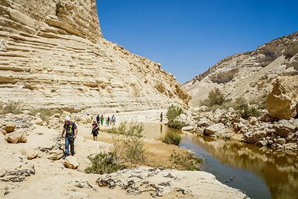 Turistas recorriendo una de las gargantas del desierto de Néguev