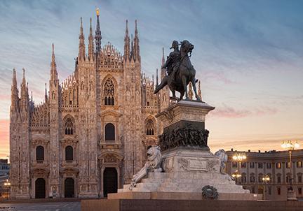 Vista al amanecer del impresionante Duomo en la ciudad de Milán