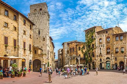 Vista de la piazza della Cisterna en la ciudad de San Gimignano