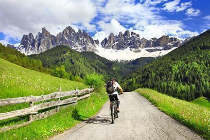 Ciclista disfrutando de la belleza de los Dolomitas 