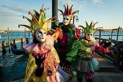 Venecianos ataviados con sus característicos trajes y mácaras para el carnaval