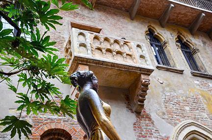 Estatua de Julieta junto a la casa que inspiró a Shakespeare