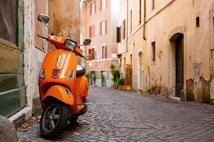 Vespa aparcada en el casco antiguo