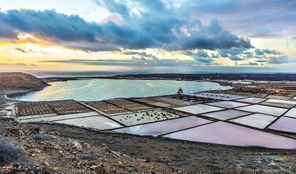 Panorámica de las Salinas de Janubio en Lanzarote