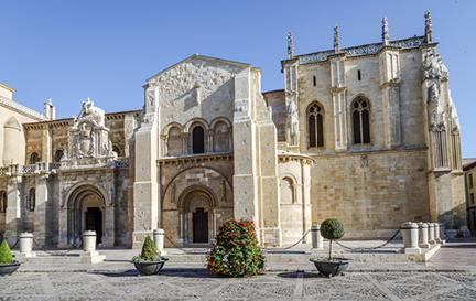 Preciosa fachada de la Basílica de San Isidoro