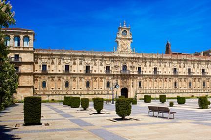 Bella fachada de estilo plateresco de San Marcos en la ciudad de León