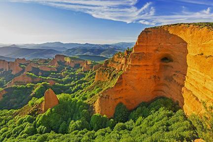 Paisaje único en el mundo de Las Médulas, muestra de la huella de Roma en León