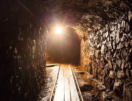 Interior de una antigua explotación minera preparado para el turismo