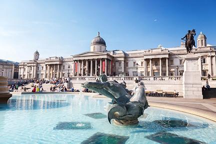 Fuente frente a la National Gallery en Trafalgar Square, Londres