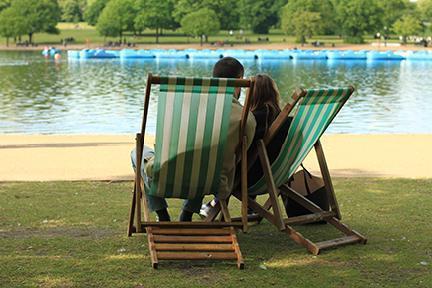 Pareja disfrutando de un soleado día en Hyde Park, Londres