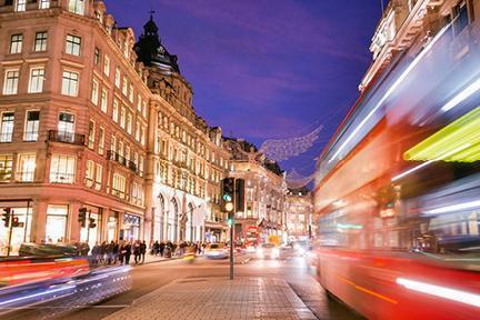 Comercial calle de Oxford Street en Navidad, Londres