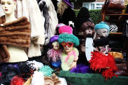 Tienda de pintorescos sombreros en Portobello Road, Londres