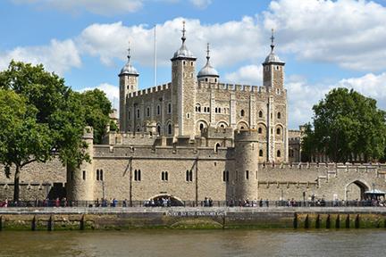 Vista de la Torre de Londres desde el río Támesis