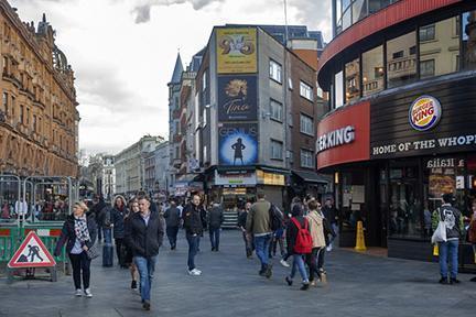 Animada calle con carteles de musicales en el West End, Londres