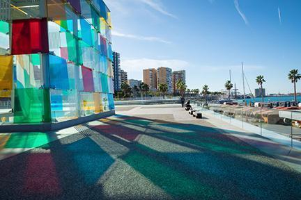 Juego de colores en la acera produccido por la fachada del Centre Pompidou de Málaga