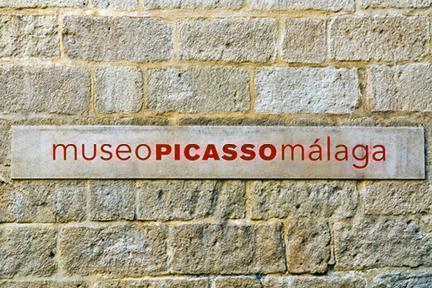 Cartel en la entrada del museo Picasso de Málaga