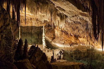 Impresionantes formaciones subterráneas en la cueva del Drach