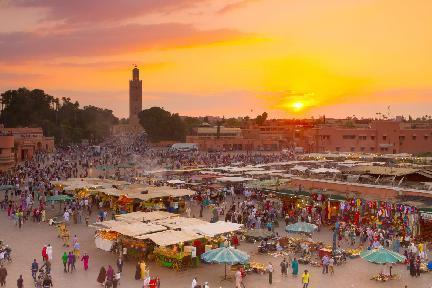 Plaza de Jemaa- el- Fna en Marrakech, al caer la tarde.