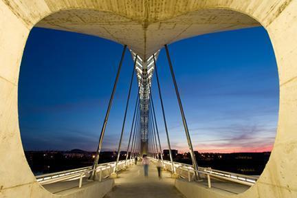 Vista nocturna del moderno puente de Lusitania de Mérida