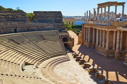 Teatro romano con sus gradas reconstruidas para las representaciones del Festival de Teatro Clásico