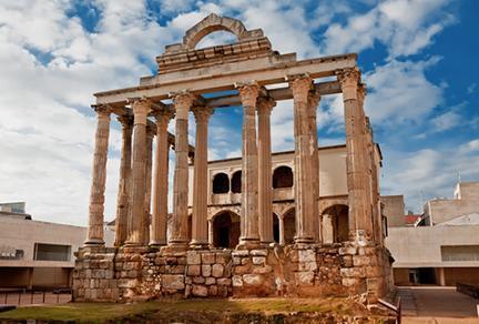 Ruinas del templo de Diana destaca entre los edificios romanos de Mérida