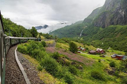 Viajando en tren por la naturaleza de Noruega