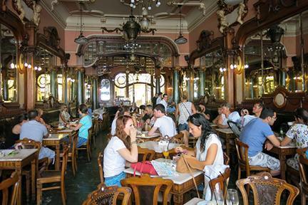 Interior del concurrido café Majestic en Oporto