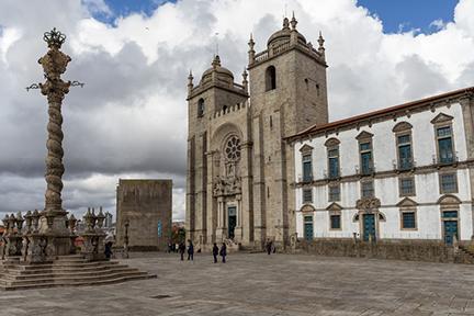 Plaza y Catedral de Oporto