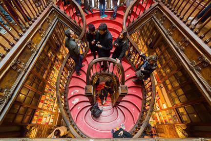 Escalera mítica de la librería Lello de Oporto