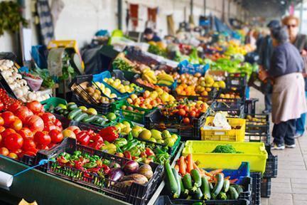 Puestos de frutas y verduras en el Mercado do Bolhao de Oporto
