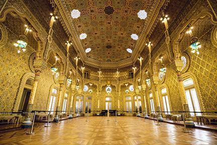 Salón del Palácio da Bolsa ricamente decorado con motivos árabes