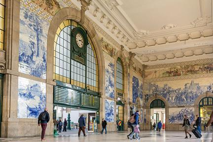 Estación de Sao Bento con sus característicos azulejos decorativos