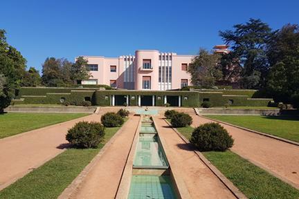 Jardines y edificio art déco de la fundación Serralves en Oporto