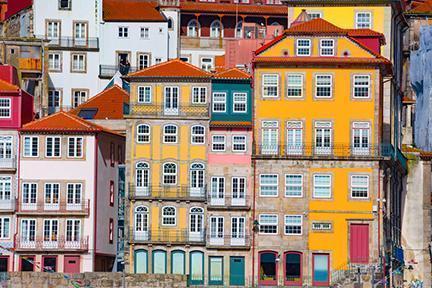 Coloridas fachadas del carismático barrio de la Ribeira