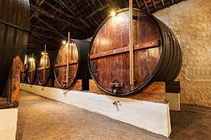 Barriles de vino de Oporto en las bodegas junto al río Duero