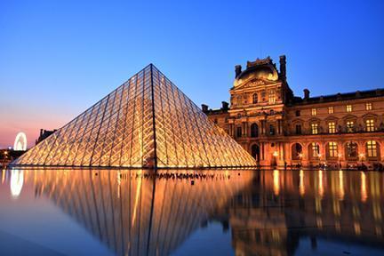 Pirámide del museo del Louvre de París iluminada por la noche