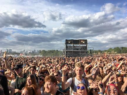 Jóvenes asistentes a los conciertos del Solisday Festival en París