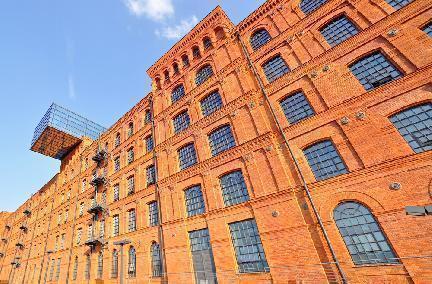 Antigua fábrica rehabilitada en centro cultura en Łódź, Polonia