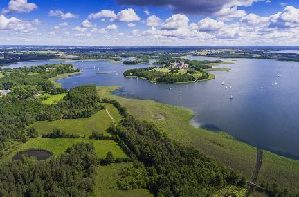 Hermosa vista del lago Wigry en Marusia, Polonia