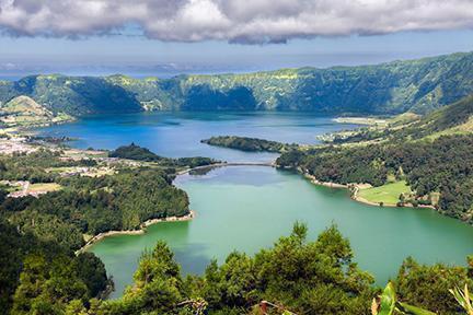 Cráter del lago Azul en la isla de Sao Miguel en Azores