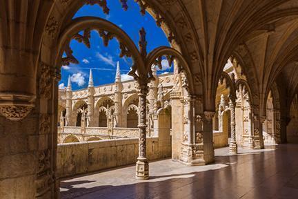 Interior del monasterio de los Jerónimos en Lisboa