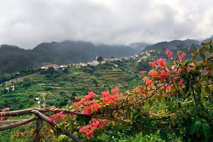 Montañas cubiertas por las nubes en la isla de Madeira